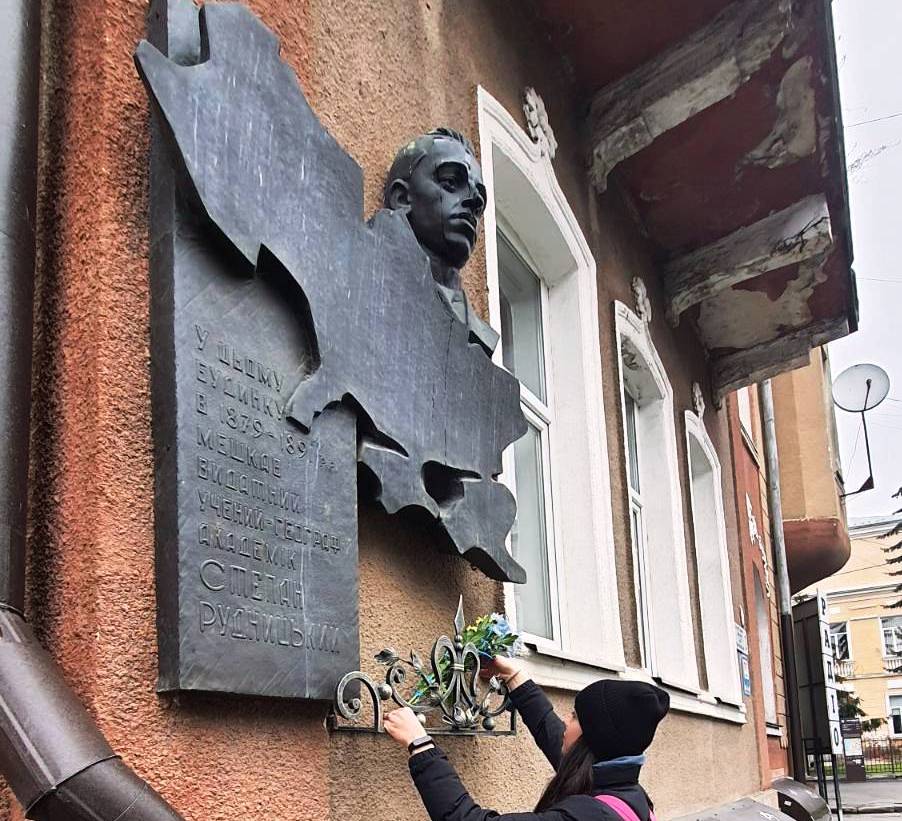 Покладання квітів до меморіальної таблиці магістранткою Глущишин Д.